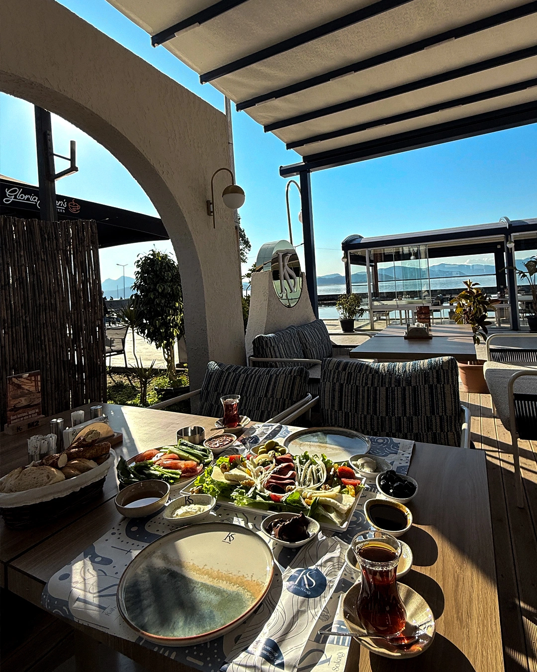 Kahve Sokağı şubesinin deniz manzaralı terası