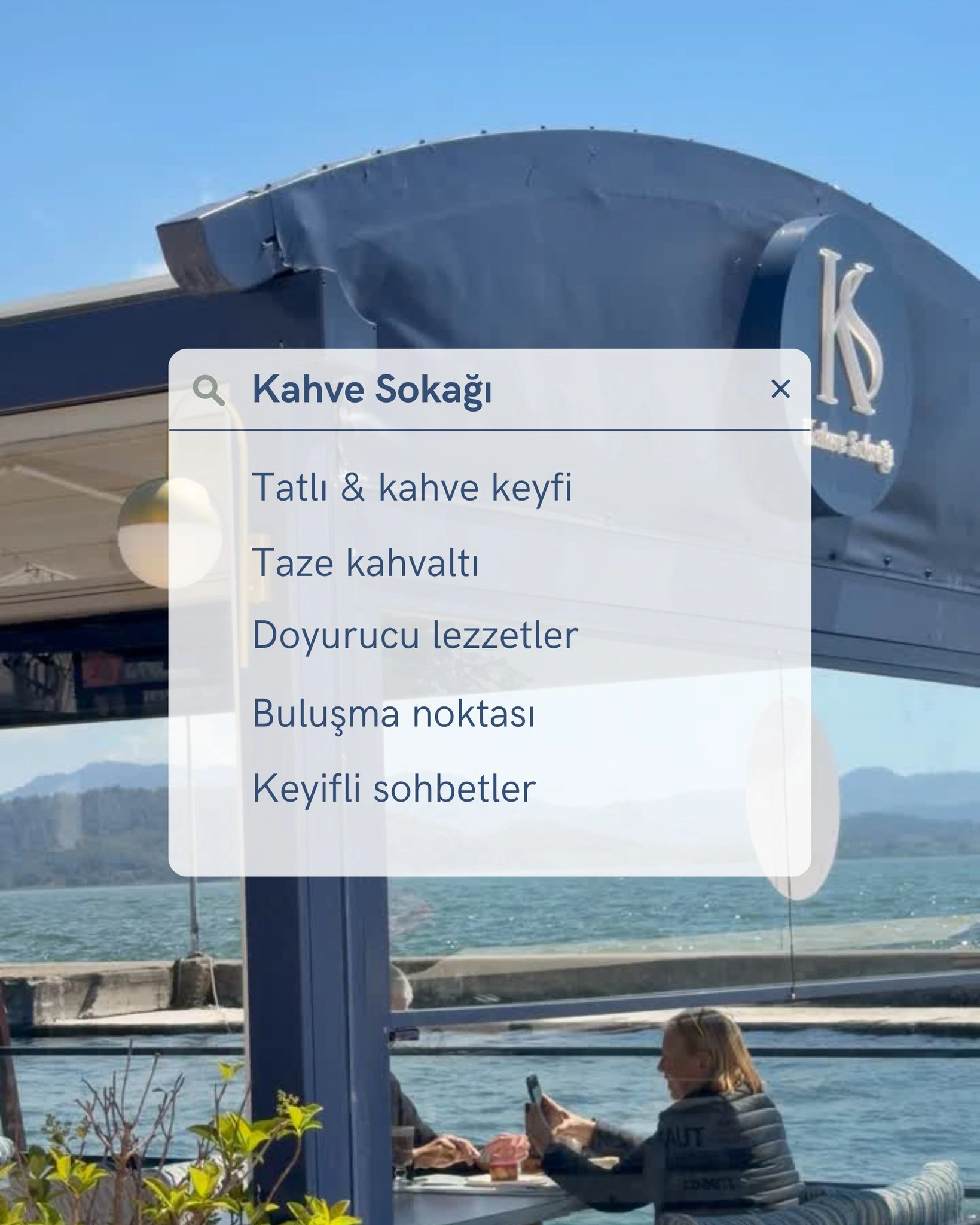 Deniz kenarında Kahve Sokağı şubesi